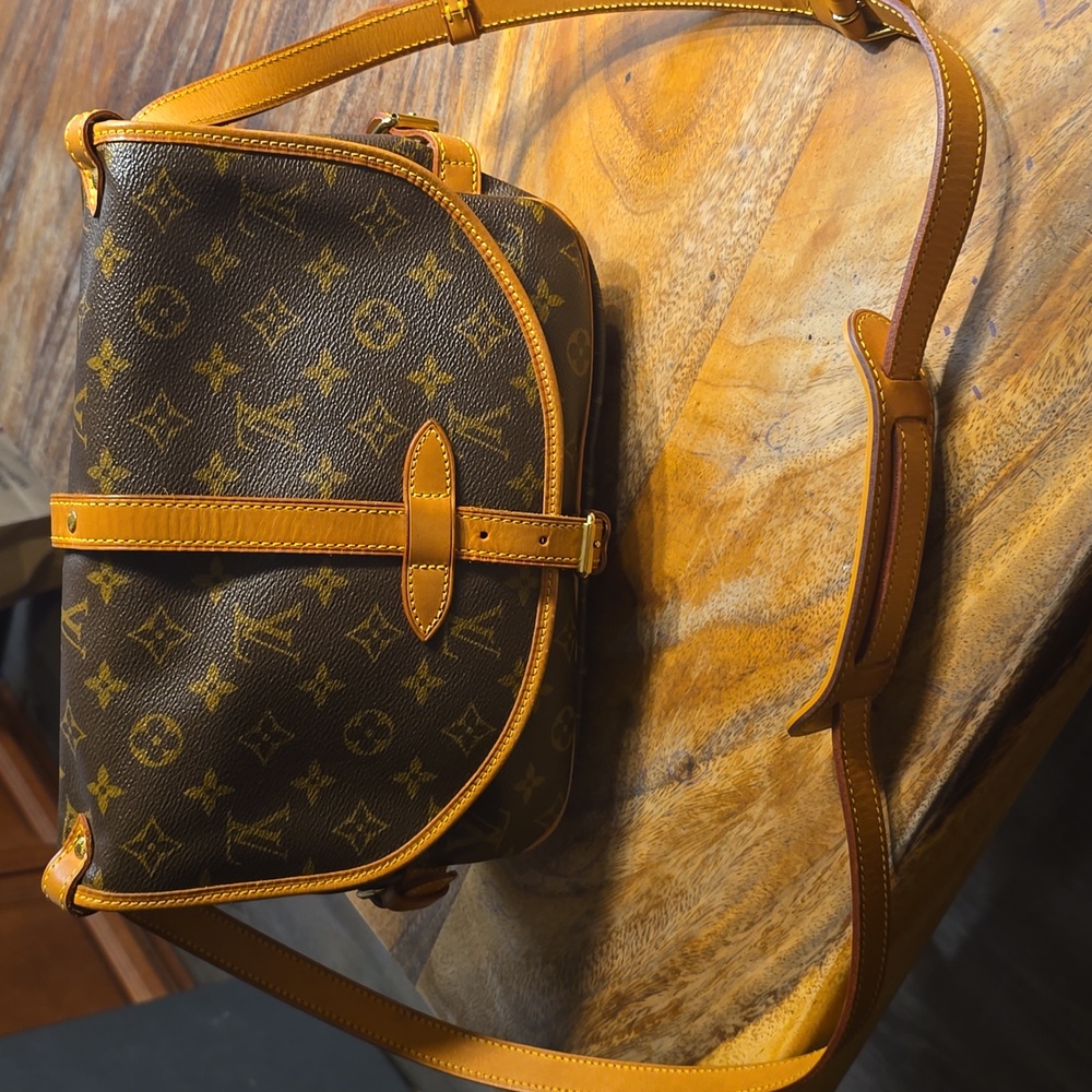 Authentic Louis Vuitton Saumur 30 crossbody